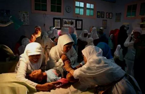 士兵会检查人们是否接受过割礼(一般穆斯林才会进行割礼,巴基斯坦多为