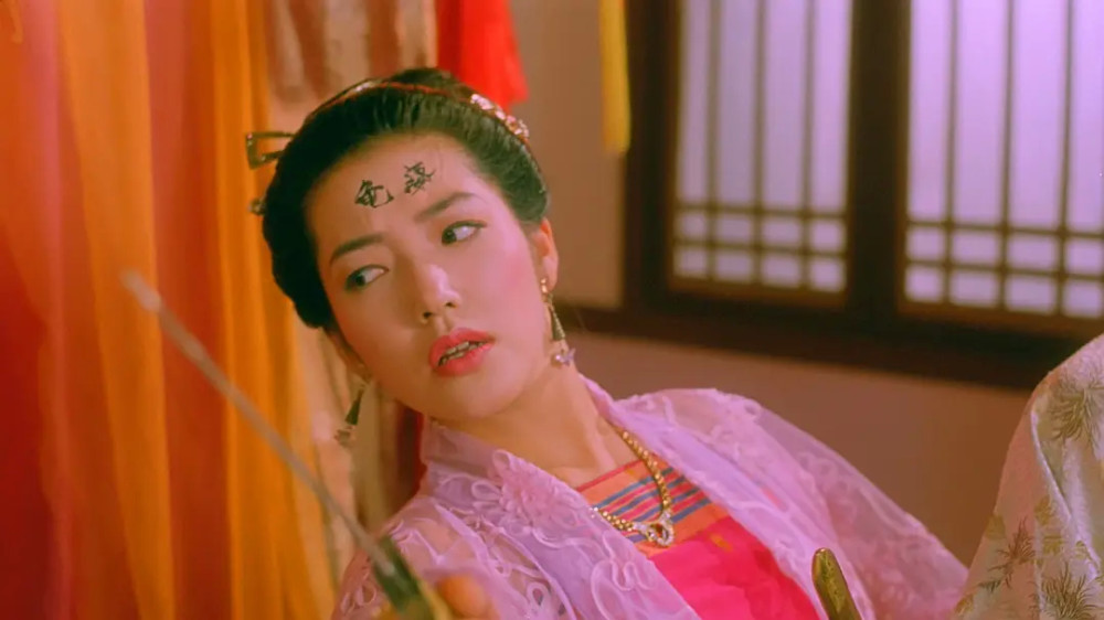 关宝慧是满人后裔,而且还是瓜尔佳氏,所以她的五官很立体,不是那种