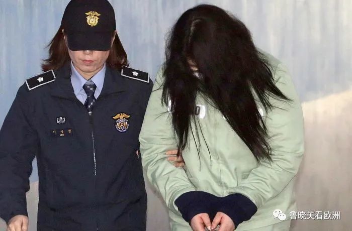 对这起新闻感到气愤无力的编剧崔兰(4599),便决定写下《mouse》