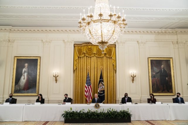 我的团队像美国拜登举行首次内阁会议官员戴两口罩参会