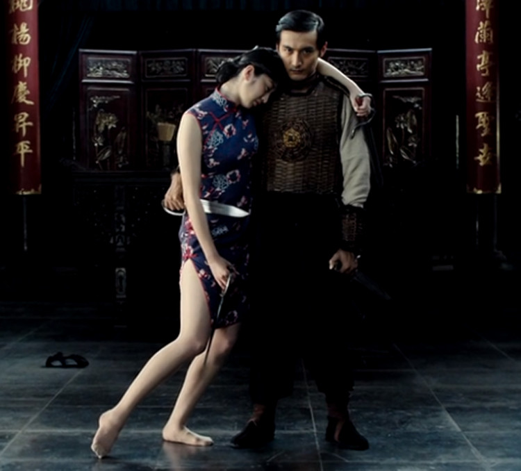 师父中美女穿短旗袍决斗大秀美腿是亮点还是败笔