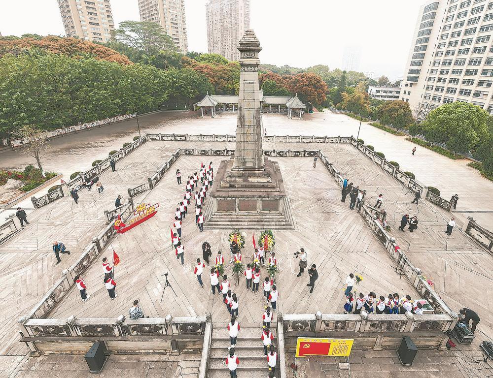 台海网4月2日讯 据福建日报报道 昨日,在莆田市龙脊山革命烈士纪念碑