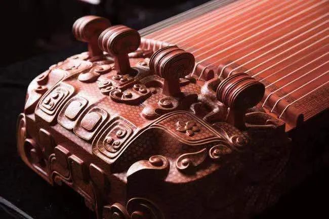 看着刘比建为我们呈现了把一块木料变成古瑟的过程,我决定向他求证另