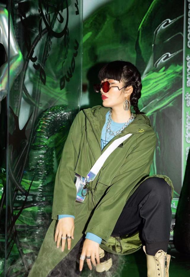 超喜欢fake姐的这一身绿色穿搭,撞色系就是不一般