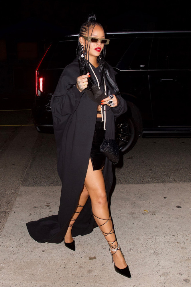 蕾哈娜穿10万牛仔裤逛书店宽檐皮帽更抢镜坐实时尚坏女孩