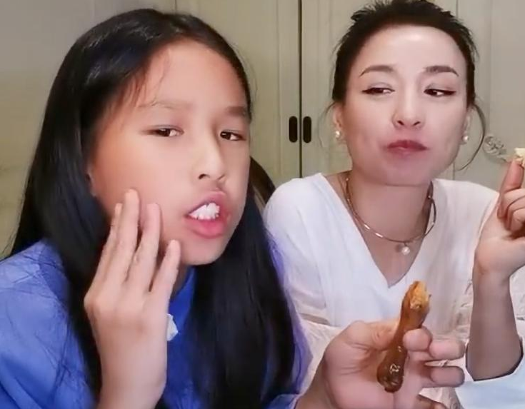 的主角,颜值更不必多说,但他们的女儿林家菱却似乎绕过了父母的高颜值