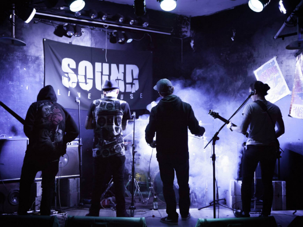 迷路人乐队自从组团到现在,已经有7年的演出经验了,在台湾那边名气