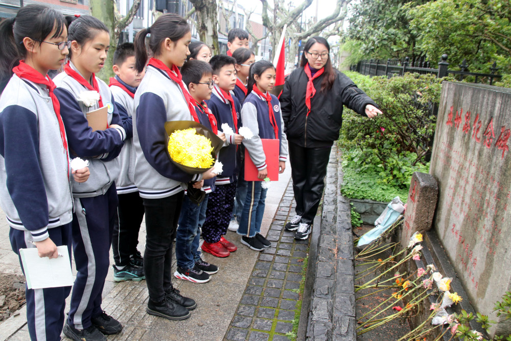 蘇州市大儒中心小學校少先隊員五卅路紀念碑前緬懷先烈