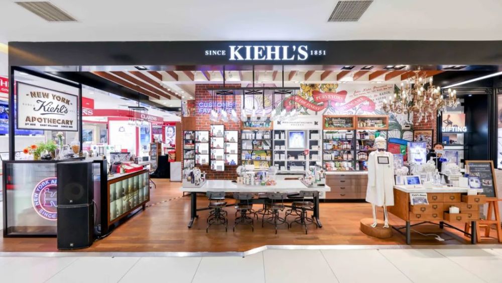 美国护肤品牌科颜氏,门店里常常立着一位穿白大褂的酷酷的"骨头先生"