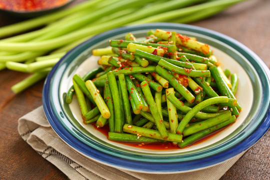 【凉拌蒜苔】蒜苔,大蒜,蒜子等等一系列的蒜类食物中,都含有丰富的