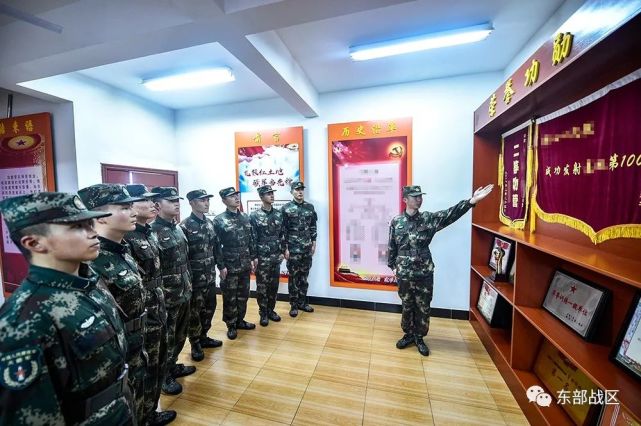 下连后如何抓好党史学习 该部将新兵下连第一课 安排在了分队荣誉室 "