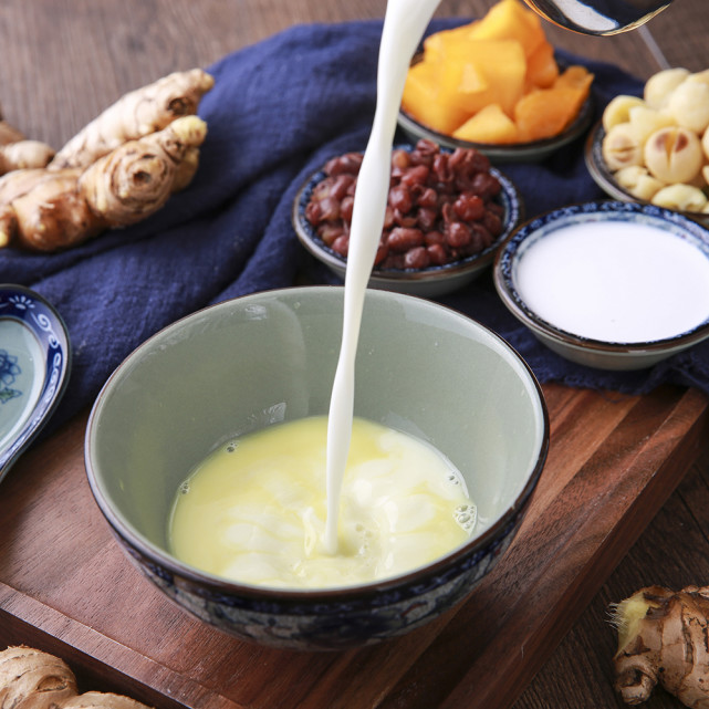 1块姜1袋奶,天冷来碗姜撞奶,暖心暖身又暖胃,做法简单易操作|全脂牛奶