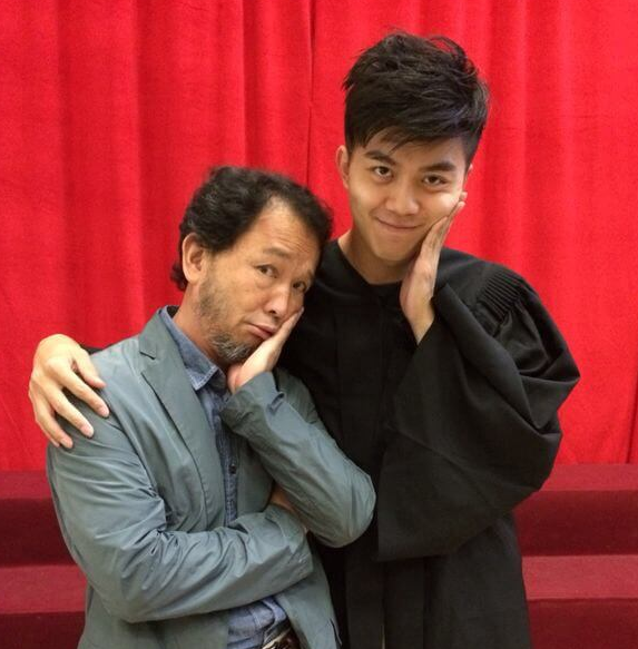 经纪人透露廖启智患病到去世过程俩儿子轮流照顾智叔很痛苦但保持正面