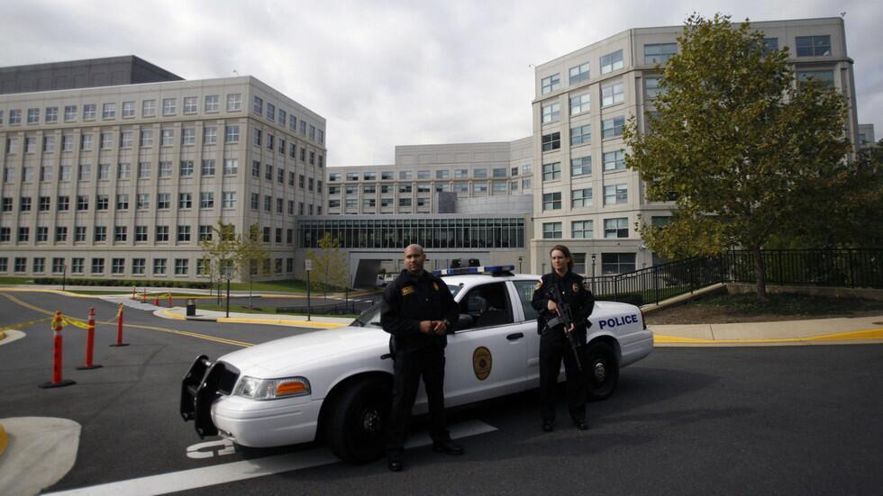 愚人节玩笑醉酒男子误闯美国国家反恐中心被警察拦住后说想租个房间