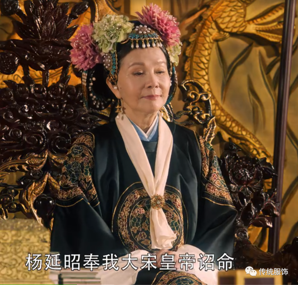 我们之前吐槽过的《大宋宫词:从清宫京剧里穿越来一位"萧太后"》,其实