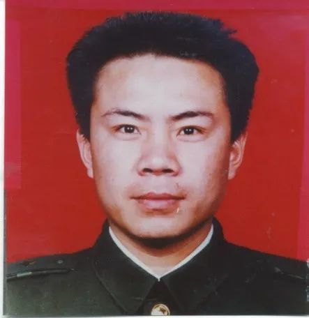 致敬2022清明祭英烈全国公安系统一级英雄模范龙飞