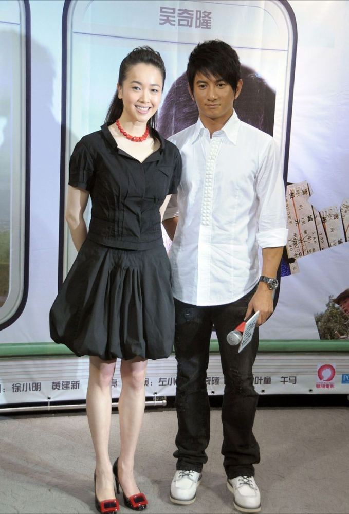 奔五的左小青硬打扮成小女孩睡衣风衬衫配短裤一点看不出年龄