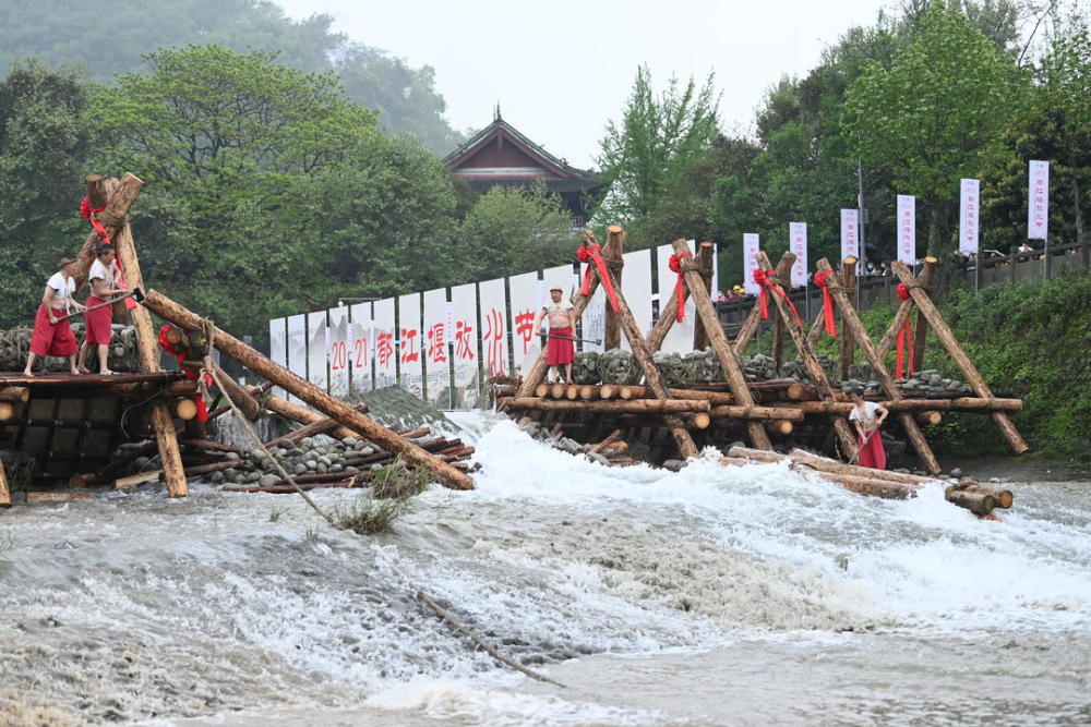 放水节期间,都江堰市举行了仿古巡游,非遗展演等多项民俗活动,增加