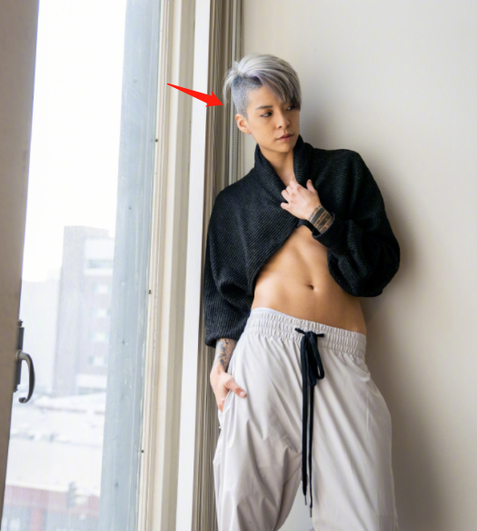 女偶像刘逸云大胆撩上衣,秀出明显腹肌,手上大片纹身吸睛