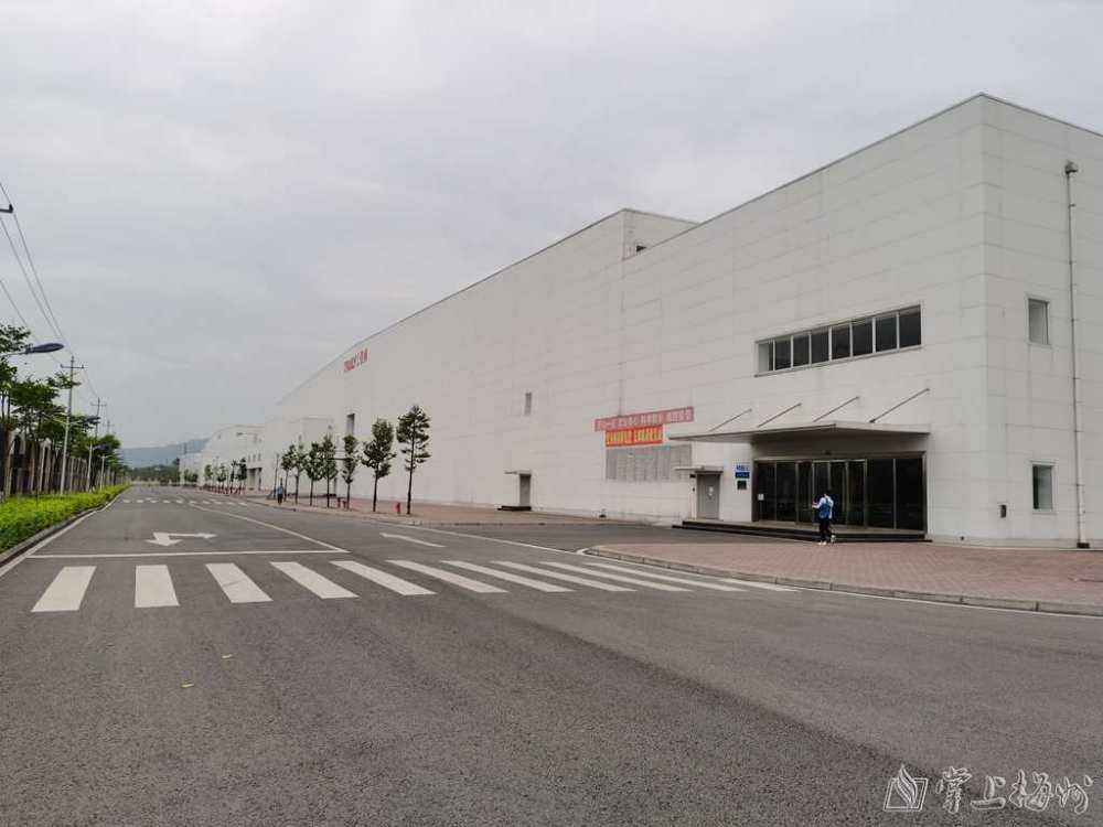 信利(仁寿)厂房(朱庆强 摄)信利公司车间(受访方供图)该项目于2017年7