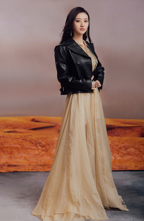 皮衣外套搭配长裙帅气不失优雅,这一身组合哪怕是在走红毯时穿也完全