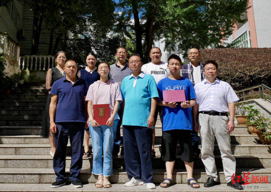 说到成都七中,这位凉山州的校长流着泪两次说"对不起"