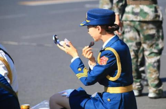 女兵閱兵時為何都會穿絲襪解放軍這樣回答軍迷直呼很貼心