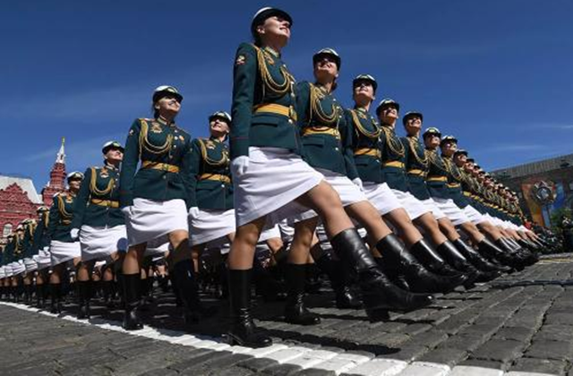 女兵閱兵時為何都會穿絲襪解放軍這樣回答軍迷直呼很貼心