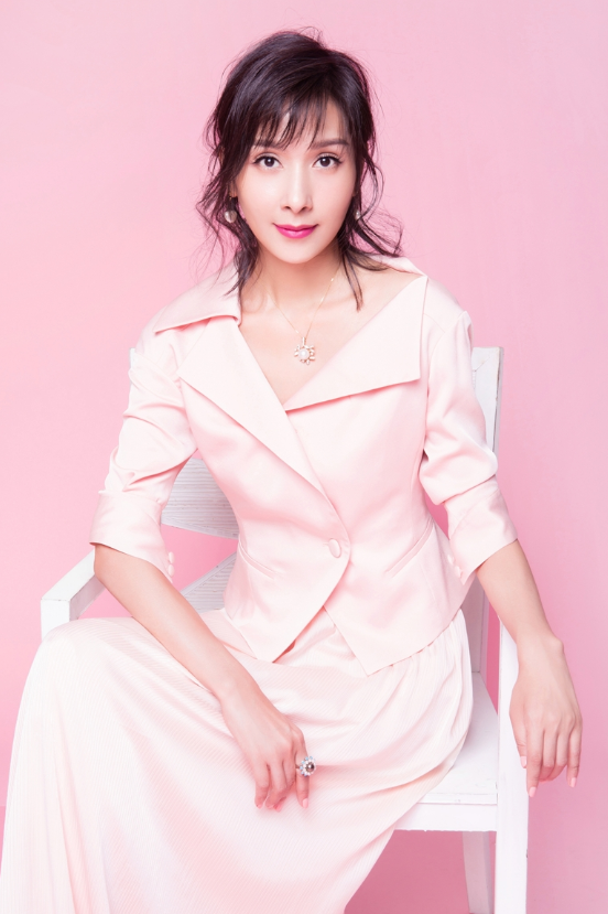 杨恭如气质开挂,穿宝蓝色旗袍大秀"花瓶"身材,摩登优雅