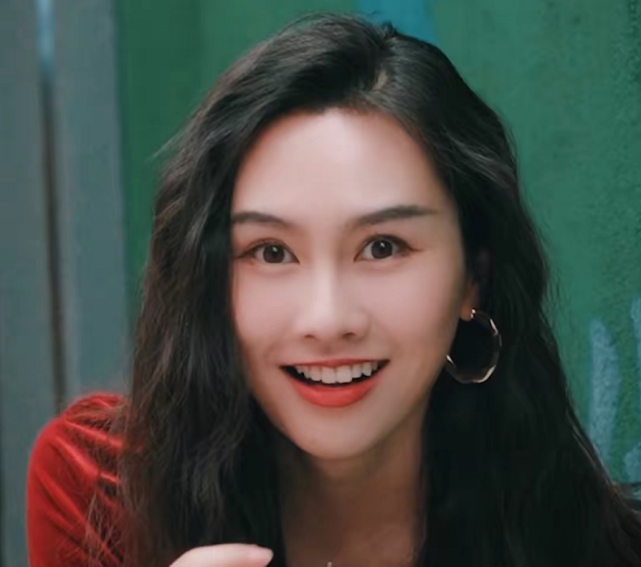 小羽毛简直是从贾玲到朱茵的完美蜕变,小羽毛早前不仅胖,五官也非常不