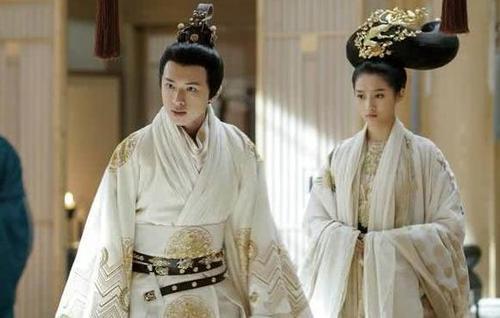 镇压刘景素的叛乱后,他每天都外出,和身边的随从解