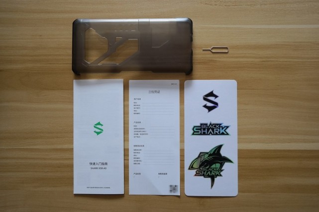 无论是手机的外包装盒,还是内部的摆放及其附件,黑鲨4均与黑鲨4