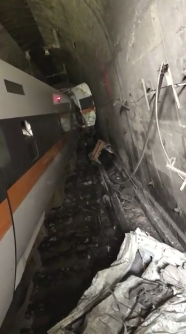 台铁太鲁阁号出轨脱困民众惊呼整个火车已经报销