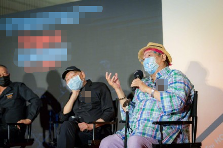 69岁洪金宝拄拐杖现身电影节挺圆滚大肚状态好气场不输长子