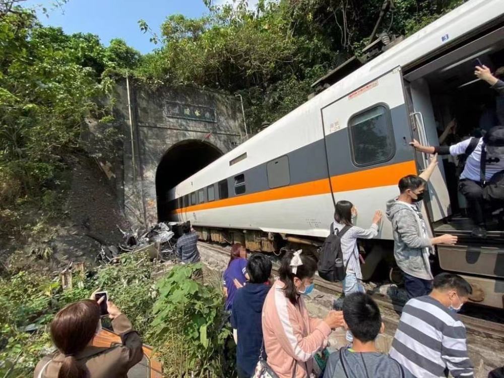 台湾高铁事故现场图片