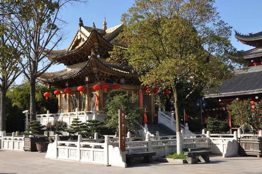 寺庙内部有着11个景观,而三圣殿和大雄宝殿是寺庙内部的主要景观.