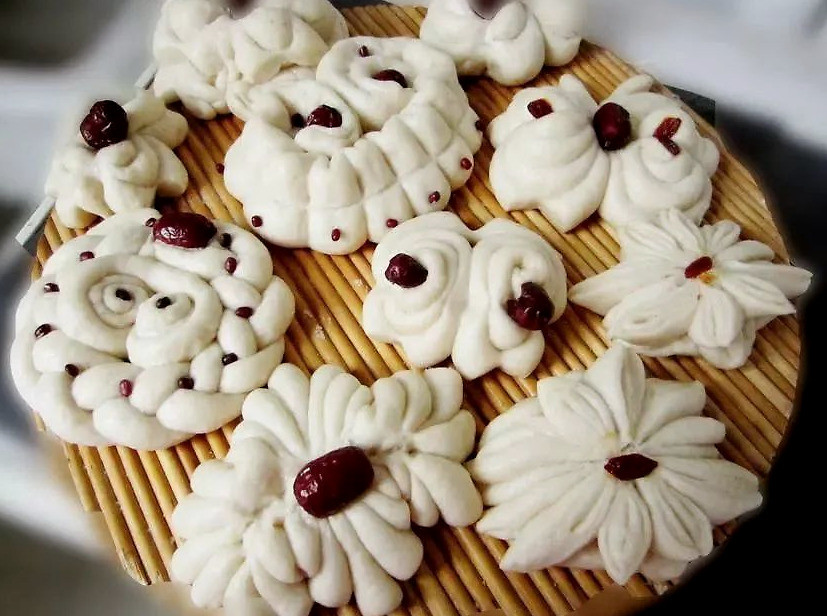 每到清明节,各家各户都开始蒸花馍,其中比较常见的是"子推燕".