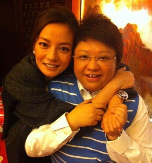 50岁韩红至今不婚,隐藏多年的秘密被揭开,竟是与赵薇有关?_腾讯新闻