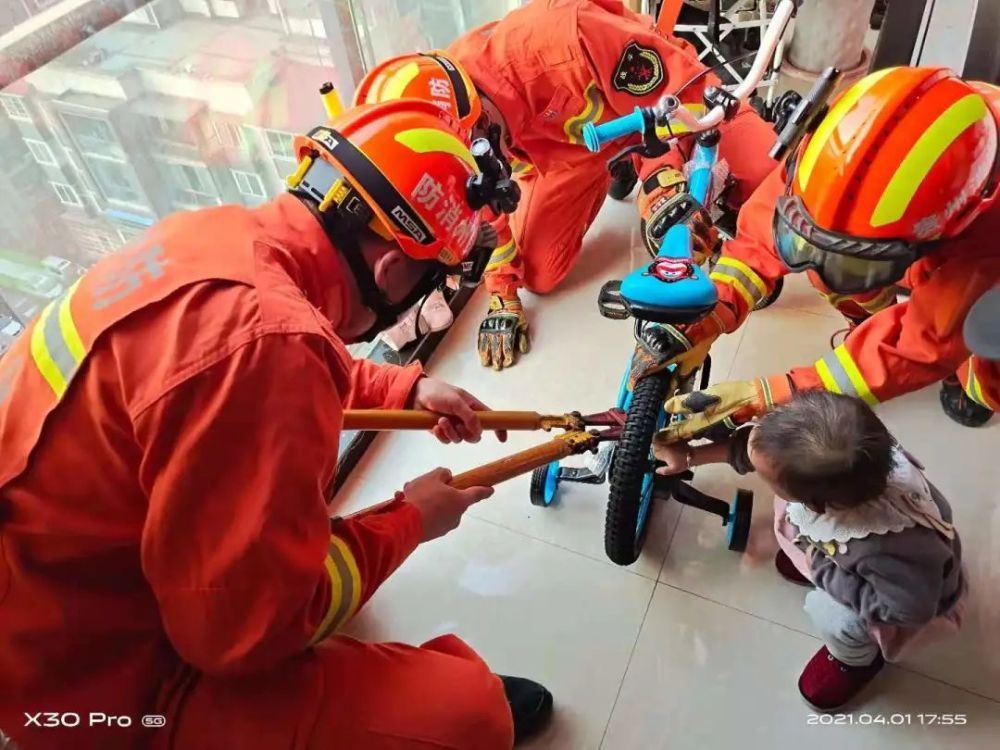 抢险救援揪心两岁幼儿被自行车咬手消防紧急救援