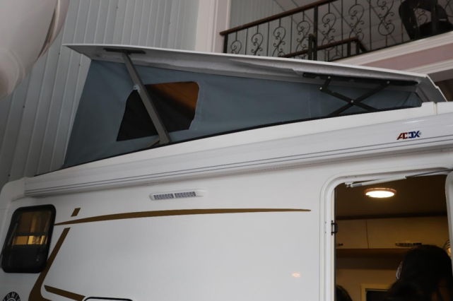 卓美亚x2房车精妙的升顶设计妥妥的打造成复式阳光房