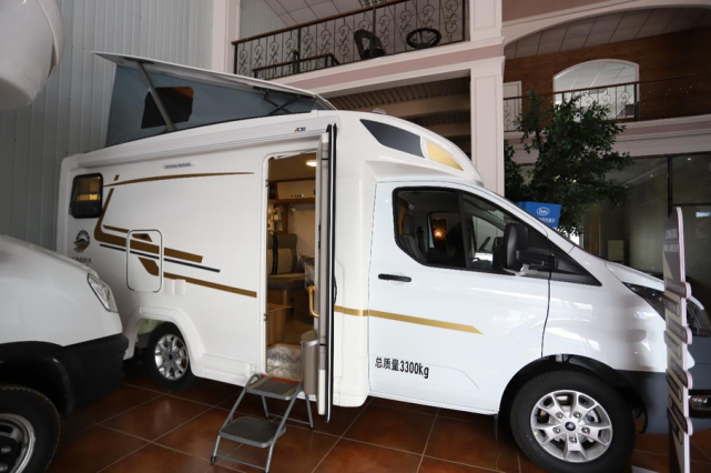 卓美亚x2房车精妙的升顶设计妥妥的打造成复式阳光房