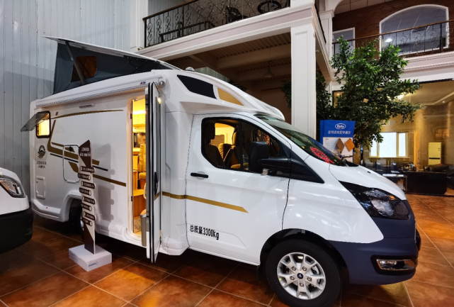 卓美亚x2房车精妙的升顶设计妥妥的打造成复式阳光房