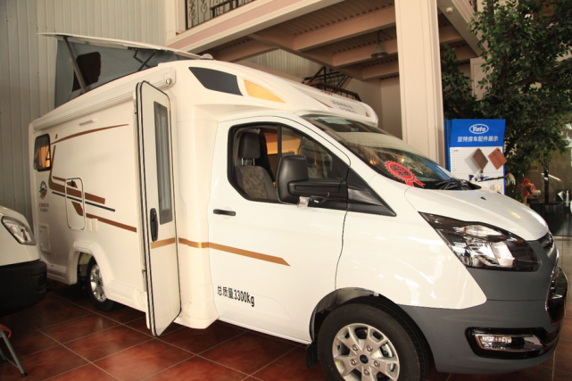 卓美亚x2房车精妙的升顶设计妥妥的打造成复式阳光房