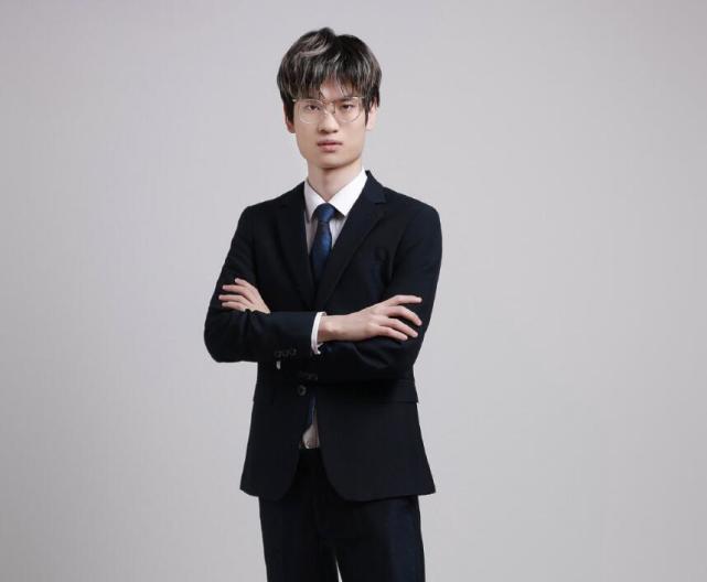 小渝是kpl初代的老选手,是estar第一代的核心和老队长,在小渝的带领下