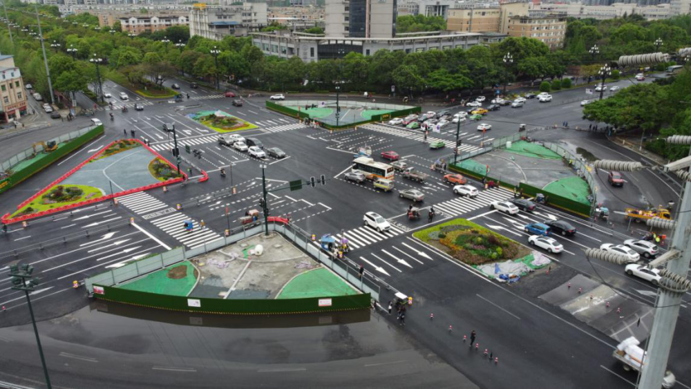 四川成都新都区蜀龙大道转盘节点改造项目正式开通主道通行交通