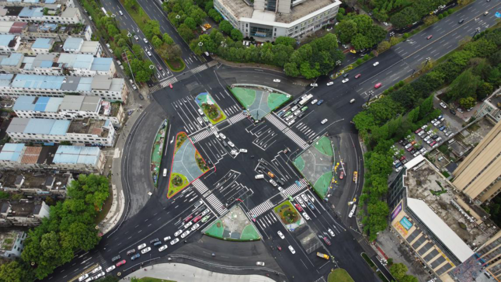 四川成都新都区蜀龙大道转盘节点改造项目正式开通主道通行交通