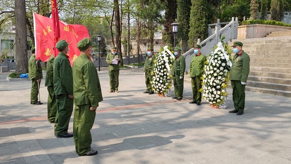 修文退伍老兵祭掃烈士陵園