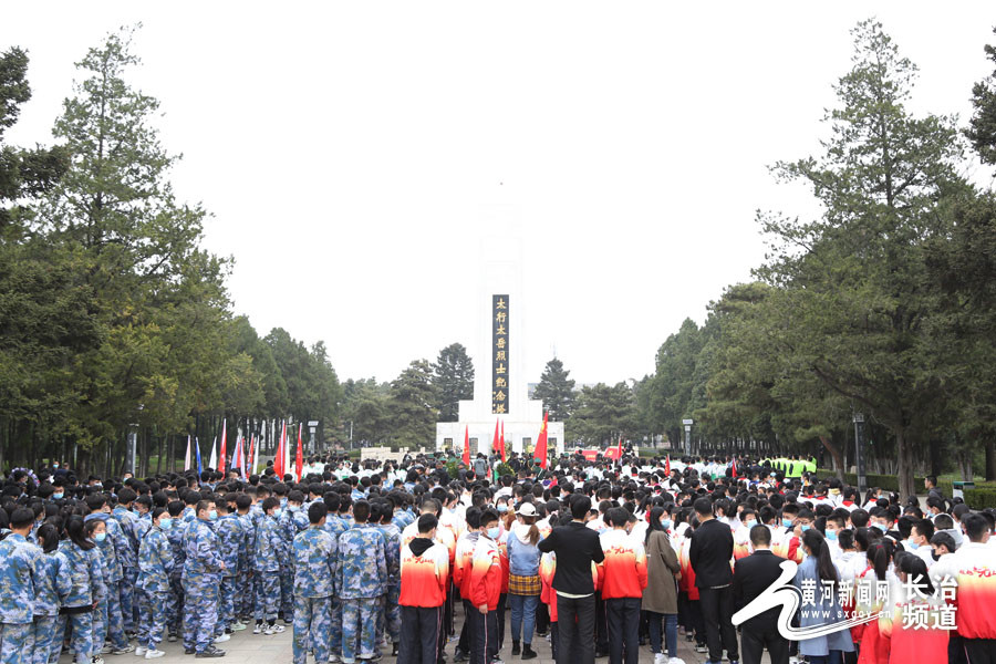 長治市各學校,機關單位,部隊,企業等紛紛來到太行太嶽烈士陵園瞻仰