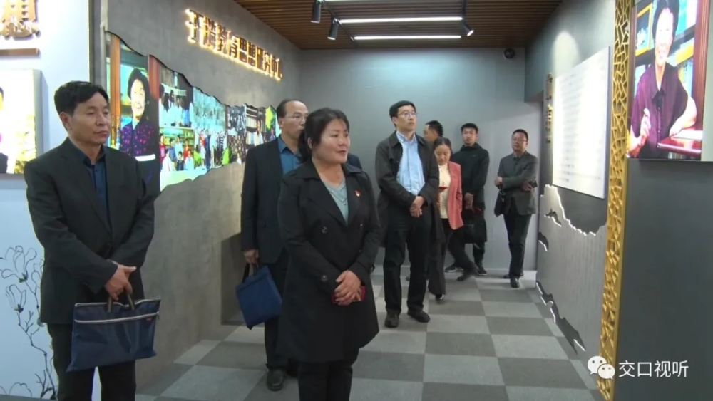 杨湖平,韩晓宏在柳林县上海实验参观了校园建设整体