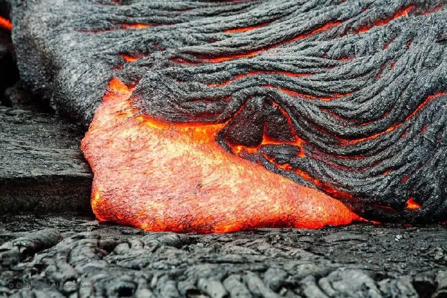 小伙儿用岩浆洗手毫发无伤这是什么原理